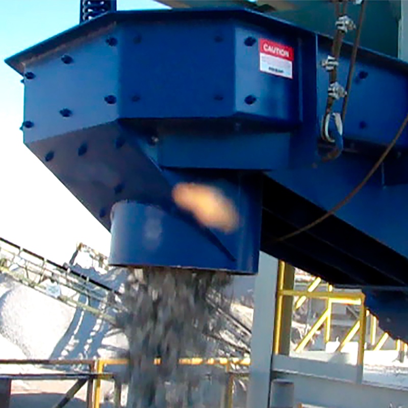 Jeffrey Rader® Centroload™ Feeder discharging bulk material through a center-loading outlet for controlled and uniform downstream material distribution.