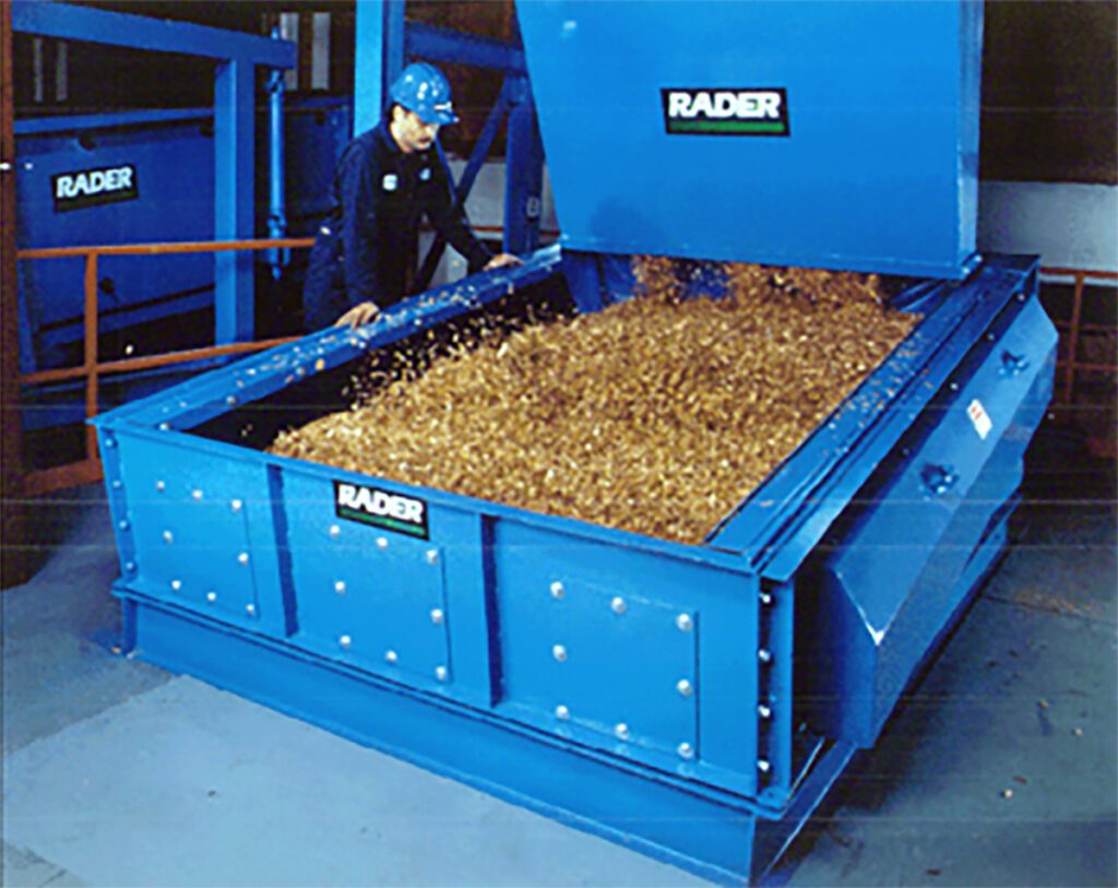 Jeffrey Rader® Raderwave™ Fines Screen processing wood chips as an operator monitors material flow during fines removal and chip classification.