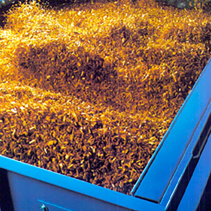 Wood fines and small wood particles collected on a Jeffrey Rader® Raderwave™ Fines Screen during high-capacity chip screening operations.