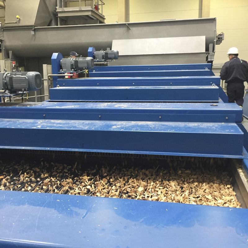 Jeffrey Rader® DynaGage™ Bar Screen processing wood chips across multiple screening decks for chip thickness classification and fines separation.