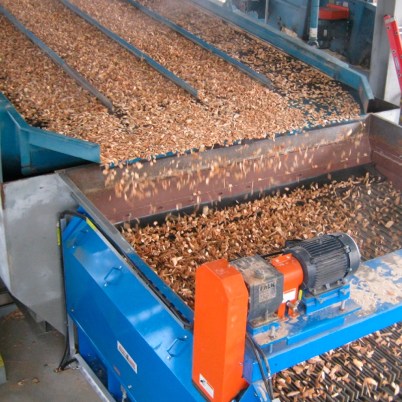 Jeffrey Rader® DynaGage™ Bar Screen separating and conveying wood chips across screening decks during high-capacity chip classification operation.